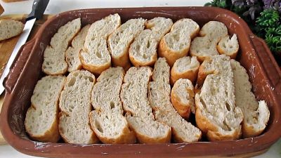 Zapečený chléb s mletým masem, zeleninou a sýrem
