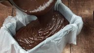 Nepečené pudinkové řezy s čokoládou