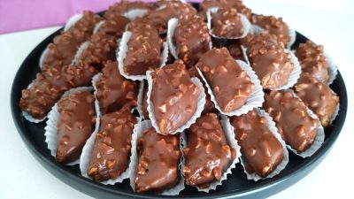 Křehké máslové sušenky v čokoládové polevě s mandlemi