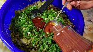 Pikantní zelný salát s mrkví a rajčatovou zálivkou