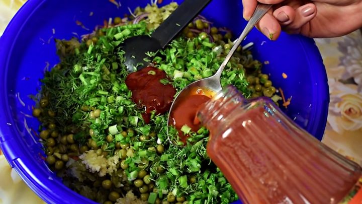 Pikantní zelný salát s mrkví a rajčatovou zálivkou