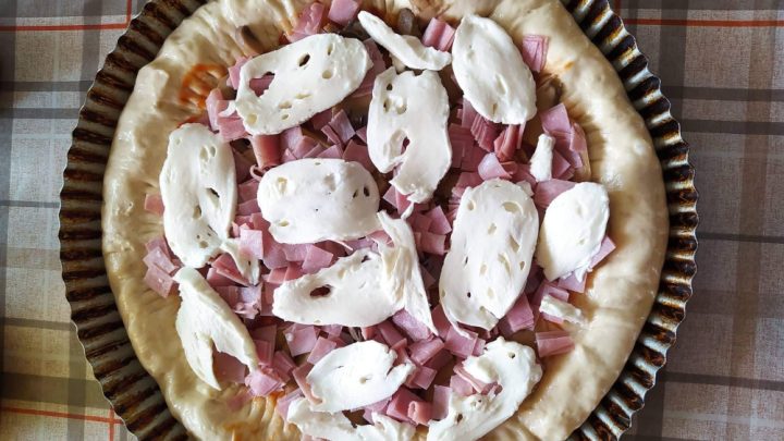 Pizza se žampiony, šunkou a mozzarellou a plněnými okraji