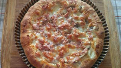 Pizza se žampiony, šunkou a mozzarellou a plněnými okraji