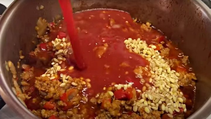 Rajčatová polévka s kukuřicí, fazolemi a kroupami