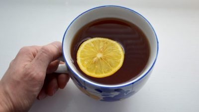 Jak správně připravit čaj s citrónem, abyste z něj vytěžili maximum