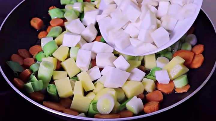 Smažená rýže s pórkem, bramborem, celerem a mrkví