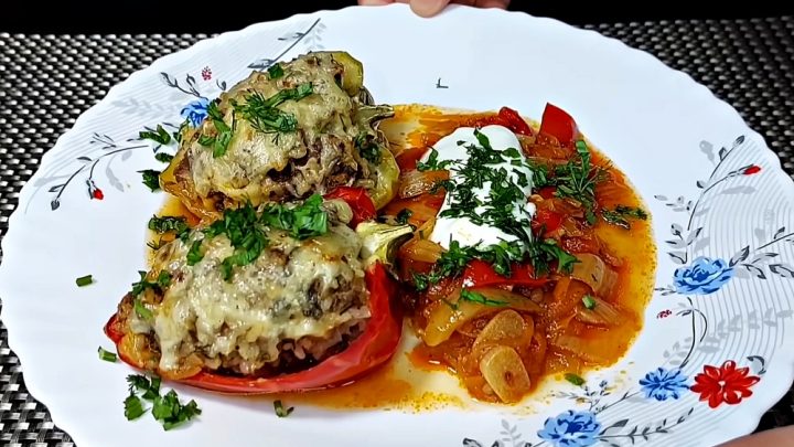 Turecké plněné papriky s masovou směsí pečené na zelenině
