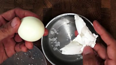 Bezkonkurenčně nejsnazší způsob, jak oloupat vejce natvrdo