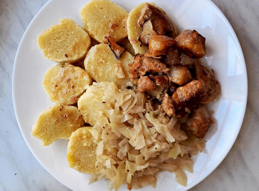 Vepřové výpečky s domácím bramborovým knedlíkem a bílým zelím