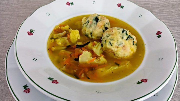 Zeleninová polévka s houskovo-sýrovými knedlíčky