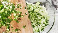 Křupavý zelný salát s okurkou