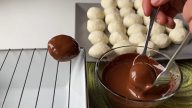 Nepečené kokosové koule v čokoládě