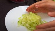 Salát z červené řepy, brambory a okurky