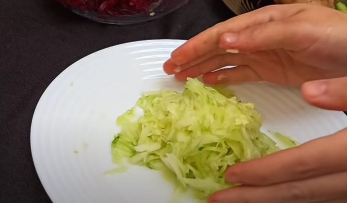 Salát z červené řepy, brambory a okurky