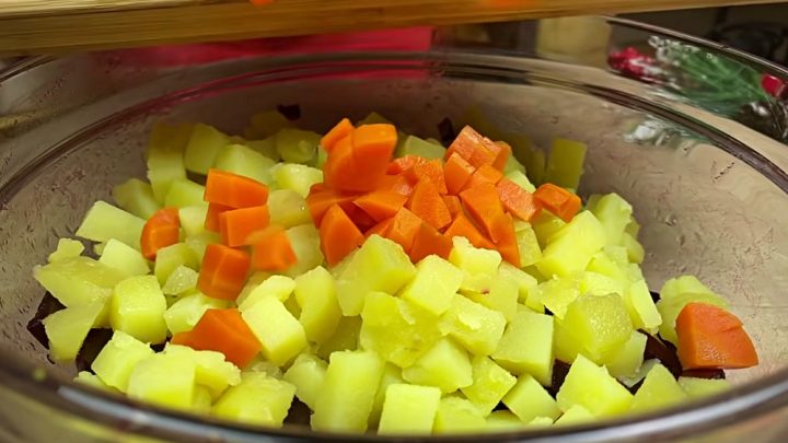 Salát z pečené červené řepy s bramborem a mrkví
