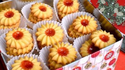 Květinkové sušenky s jahodovým středem
