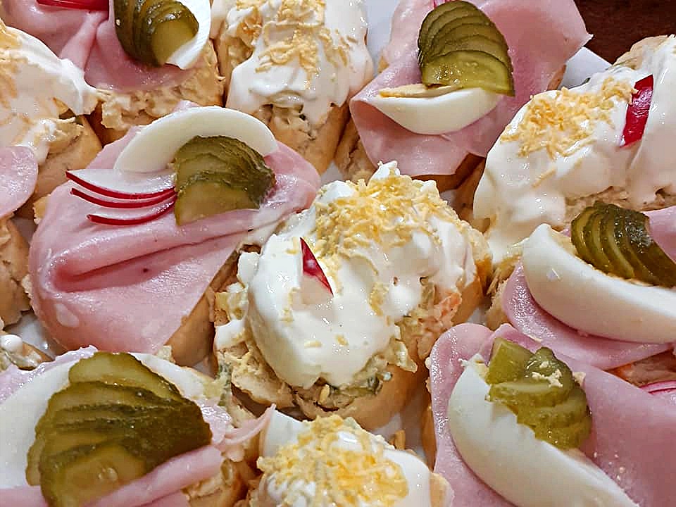 Domácí lahůdkové chlebíčky se šunkou a vejcem