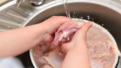 Proč nikdy neomývat maso pod tekoucí vodou