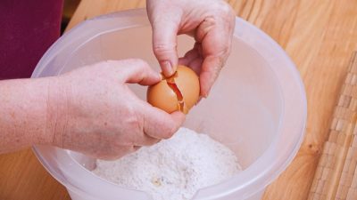 Jak přidat vejce do těsta, aby neztratilo na objemu