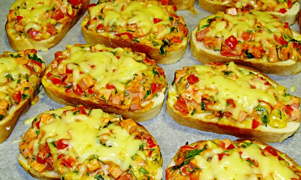 Zapečené pizza chlebíčky s uzeninou, rajčaty a sýrem