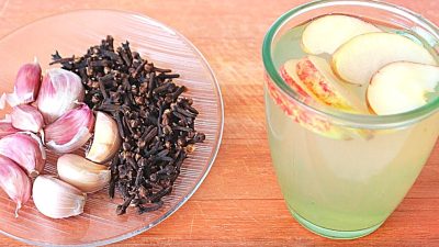 Detoxikační čaj z česneku, jablek a hřebíčku