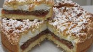 Křehký koláč s marmeládou, ořechy a sněhovou vrstvou
