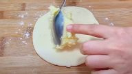 Smažené placky „Lapti“ plněné bramborovou kaší