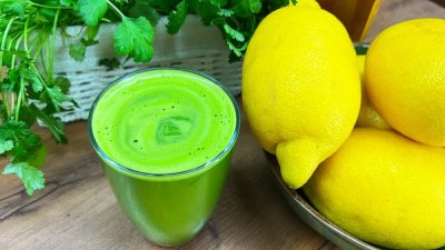 Detoxikační nápoj z citrónu, zázvoru a petrželky