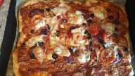 Hrnková domácí pizza z kynutého těsta