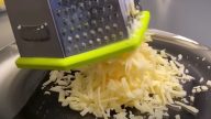 Bramboráky se sýrovo-vaječnou směsí