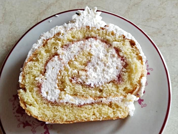 Piškotová roláda se šlehačkou, mascarpone a džemem