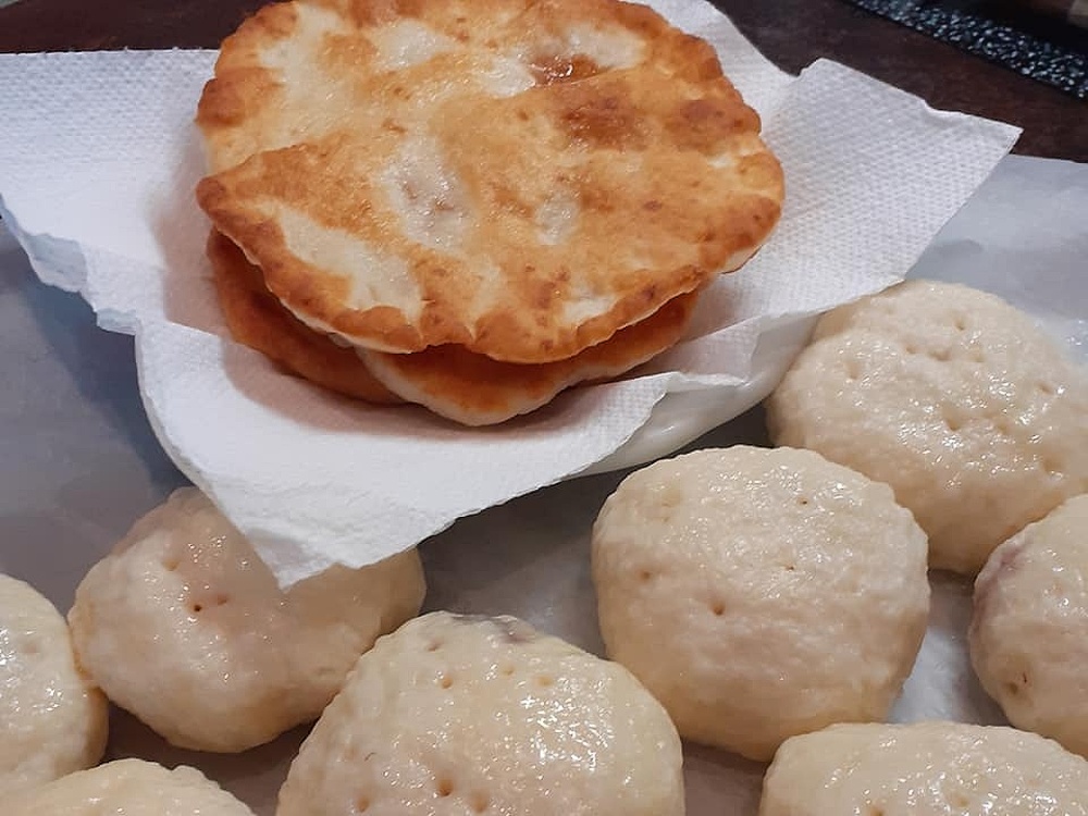 Domácí ovocné knedlíky a pagáče ze zbylého těsta
