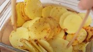 Plněná kuřecí prsa pečená na bramborách