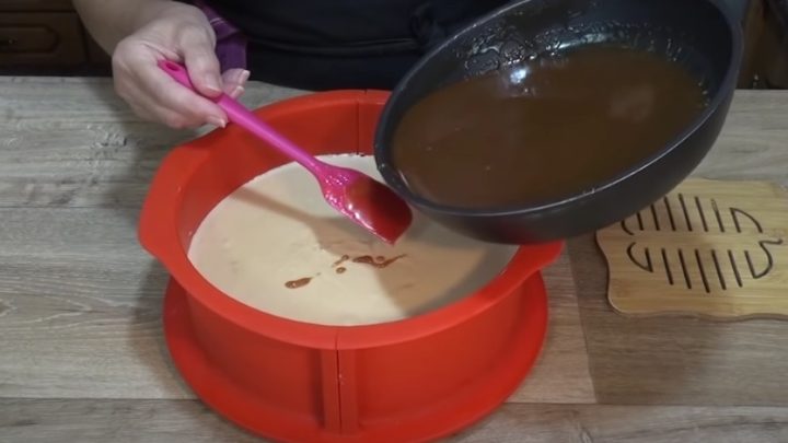 Nepečený sušenkový dort s karamelovou polevou
