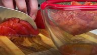 Zapečené cibulové placky se sýrem a rajčaty