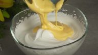 Citronový koláč se smetanovým krémem a broskvemi