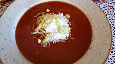 Superrychlá rajčatová polévka s parmazánem a jarní cibulkou