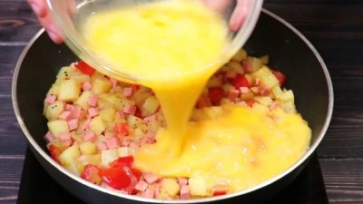Vaječná omeleta s bramborami, zeleninou a salámem