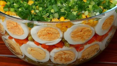 Vrstvený velikonoční salát s vejci a zeleninou