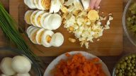 Vrstvený velikonoční salát s vejci a zeleninou