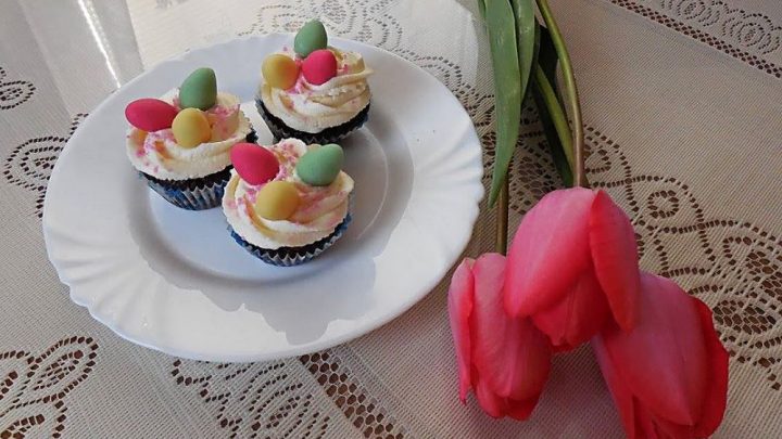 Velikonoční čokoládové muffiny s barevnými vajíčky