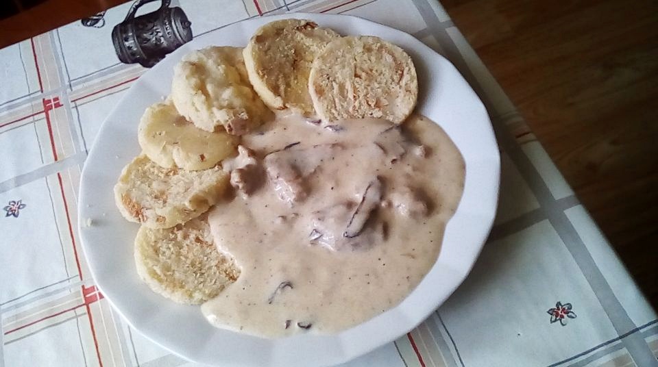 Vepřové na smetaně s houbami a hrnkovým knedlíkem