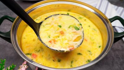 Zeleninová polévka s bramborem, paprikou a vejci