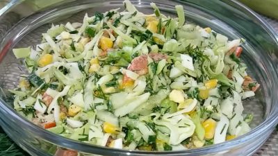 Jarní salát z hlávkového zelí s bylinkami