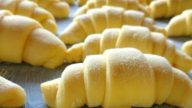 Máslové croissanty s citronovým sirupem