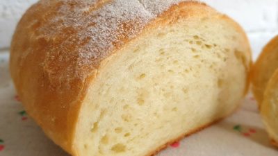 Nadýchaný domácí bílý chléb