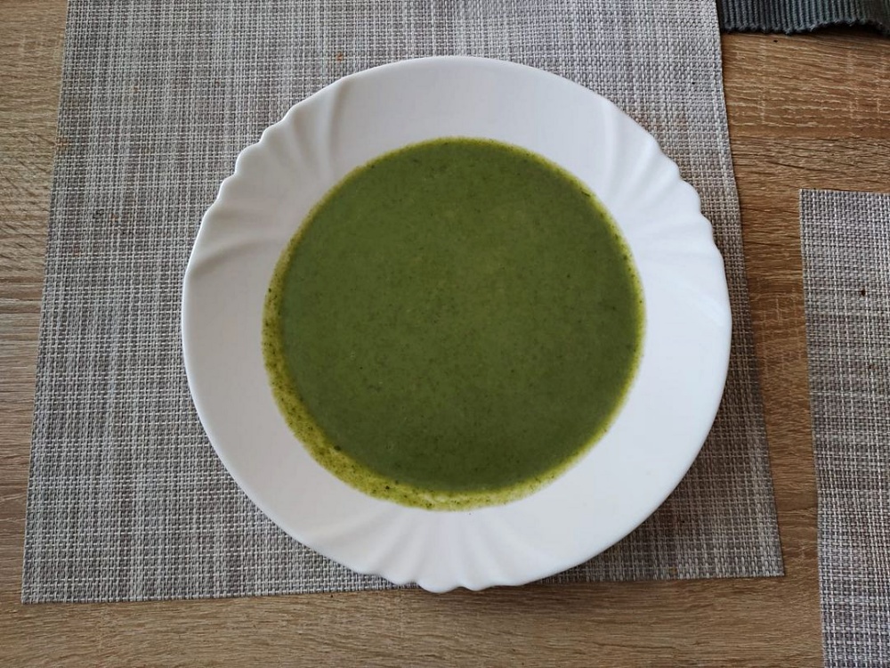 Špenátová polévka s brokolicí a bramborem