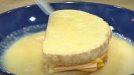 Zapečený chleba ve vajíčku se šunkou a sýrem