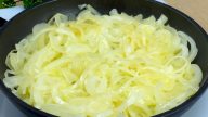 Cibule zapečená s vejci a sýrem feta