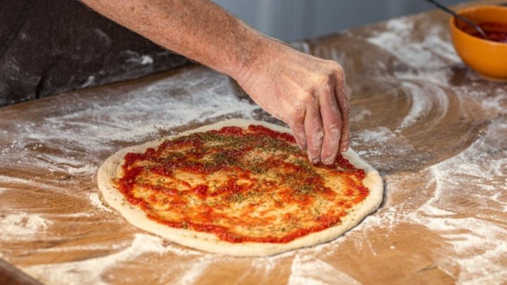 Domácí pizzu dovede k dokonalosti správně zvolené koření: Bazalka je klasika, česnek spíše pro odvážné
